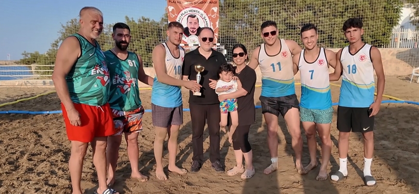 Öztürkler, Tolga Kınacı anısına düzenlenen Plaj Hentbol Turnuvası’nın ödül törenine katıldı