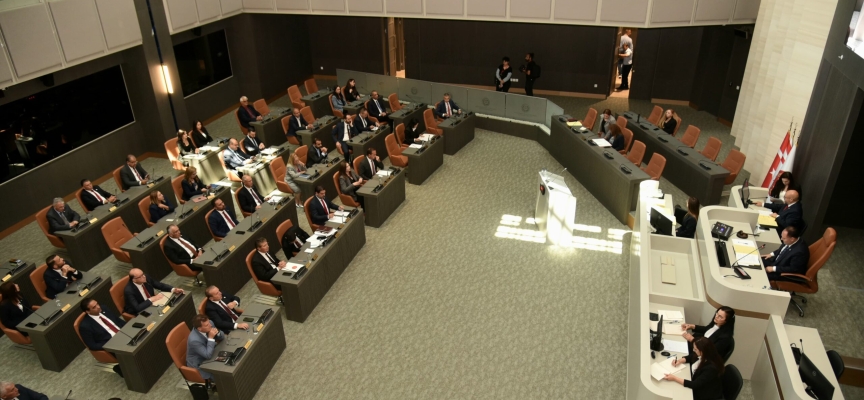 Meclis oturumuna ara verildi.  Seçim ve Halk Oylaması (Değişiklik) Yasa Önerisi komiteye geri çekildi