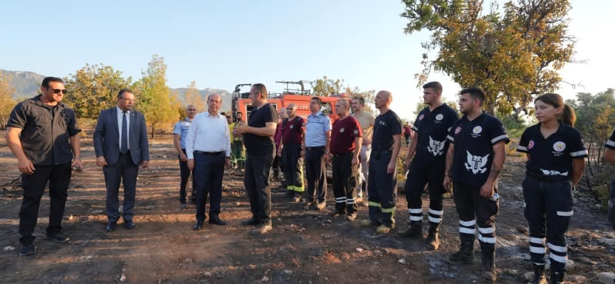 Cumhurbaşkanı Ersin Tatar, Esentepe Karaağaç Bölgesi’ndeki yangın yerine giderek incelemelerde bulundu
