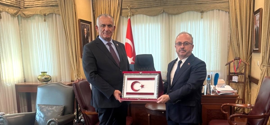 Çavuşoğlu, Türkiye’nin Bakü Büyükelçiliği’ni ziyaret etti