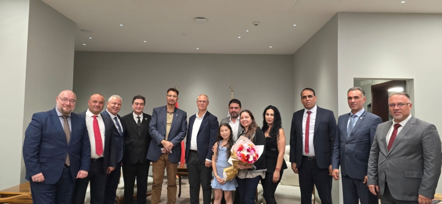 İngiltere milletvekili Afzal Khan, Ercan Havalimanı’ndan ülkeye geldi