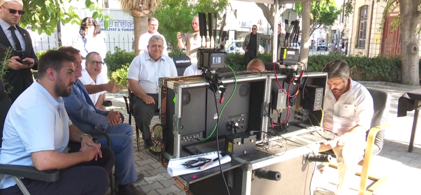 “Ayşe Tatile Çıktı” filminin çekimleri tüm hızıyla devam ediyor…Büyükelçi Başçeri ile Bakan Arıklı, film setini ziyaret etti