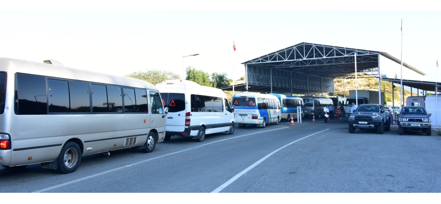 Erenköy kafilesi sınır kapısında engelle karşılaştı… Yeşilırmak Sınır Kapısı’nda bir süre bekletilen kafile, kara yoluyla Erenköy’e hareket etti