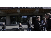 De Nederlandsche Bank köle ticaretindeki rolü sebebiyle özür diledi