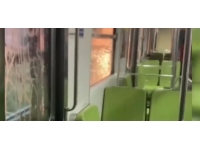 Raylara şemsiye düştü, metroda yangın çıktı