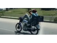 Motosikleti ayaklarıyla kullandı: O anlar kamerada