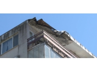 Kartal'da çatısında çökme oluşan apartman tahliye edildi