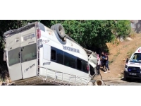 Mersin'de freni boşalan minibüs devrildi: 27 yaralı