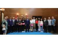 Sakarya Valisi Kaldırım, LGS sınavında tam puan alan öğrencileri ödüllendirdi