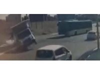 İETT otobüsüne çarpan kamyonet devrildi: O anlar kamerada