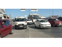 Trafikten kaçmak isteyen sürücüler kaldırımda ilerledi