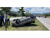 Samsun'da refüje devrilen otomobildeki 2 kişi yaralandı
