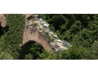 Tarihi su kemerinde tahribat: Üzerine kovan koydular