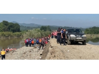 Düzce'de sele kapılan kepçe operatörünü arama çalışmaları sürdü