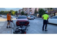 Denizli'de otomobille çarpışan motosikletteki 2 kişi yaralandı