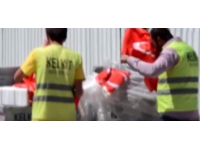 Temizlik işçileri, çöpe atılan bayrakları böyle topladı