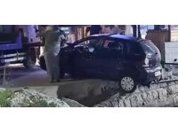 Askıda kalan otomobilin denize düşmemesi için üstüne oturup yardım beklediler