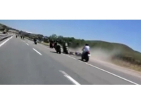 Motosikletlilerin zincirleme kazası kask kamerasında