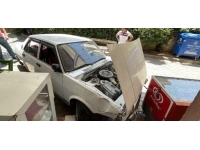 Lastiği çıkan otomobil duvara çarptı: 5 yaralı