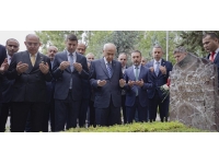 Bahçeli, Alparslan Türkeş'in kabrini ziyaret etti