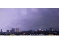 İstanbul'da şimşekler geceyi aydınlattı