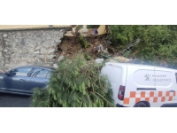 Sarıyer’de istinat duvarı çöktü: 2 bina boşaltıldı