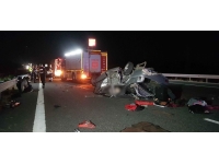 İstanbul-İzmir Otoyolu'nda otomobil bariyerlere çarptı: 3 ölü, 2 yaralı