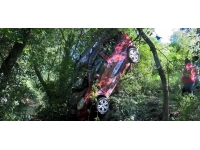 Dereye düşen otomobilden yara almadan kurtuldular