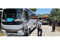 Antalya'da minibüs ile otobüs çarpıştı: 8 yaralı