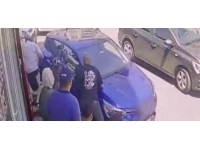 El freni çekilmeyen otomobil yayaların arasına daldı