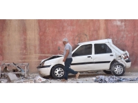 Park halindeki otomobilin üzerine otomobil düştü