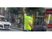 Polis, trafiği durdurup yaşlı adamı yolun karşısına geçirdi