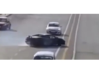 Milyonluk araçla trafikte drift yaptı