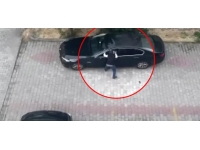 Güpegündüz otomobilin göstergesini çalan hırsızlar kamerada