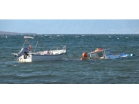 Ayvalık'ta etkili olan poyraz balıkçı teknelerini batırdı