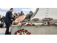 Cumhurbaşkanı Yardımcısı Oktay, 15 Temmuz Anıtı'na çelenk bıraktı, dua etti