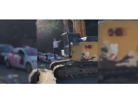 İş makinesiyle düğün konvoyunun önünü kesti