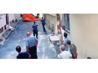 Evini ateşe verip balkondan atladı: İtfaiye son anda kurtardı