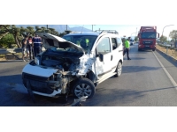 Manisa'da hafif ticari araçla otomobil çarpıştı: 2 yaralı