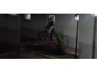 Bisiklet hırsızı kendisine fırlatılan tencereyi de çaldı