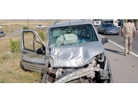 Ağrı'da hafif ticari araçla minibüs çarpıştı: 12 yaralı