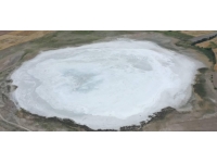 Kuruyan Tecer Gölü'nün yüzeyinde tuz tabakası kaldı