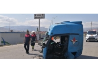 Erzincan'da iki tır çarpıştı