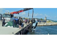 Otomobil denize düştü: İş insanı öldü, oğlu kurtuldu