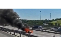 Köprüde kaza yapan motosiklet alev aldı