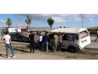 Erzurum'da kamyon ile minibüs çarpıştı: 3 tarım işçisi yaralandı