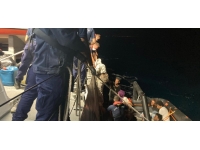 İzmir açıklarında geri itilen 55 düzensiz göçmen kurtarıldı