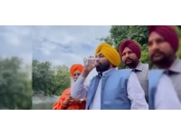 Temiz olduğunu kanıtlamak için nehir suyu içen başkan hastaneye kaldırıldı