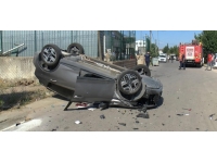 Park halindeki araca çarpan otomobil takla attı