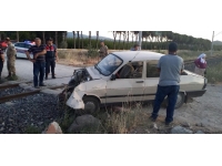 Yolcu treni otomobile çarptı